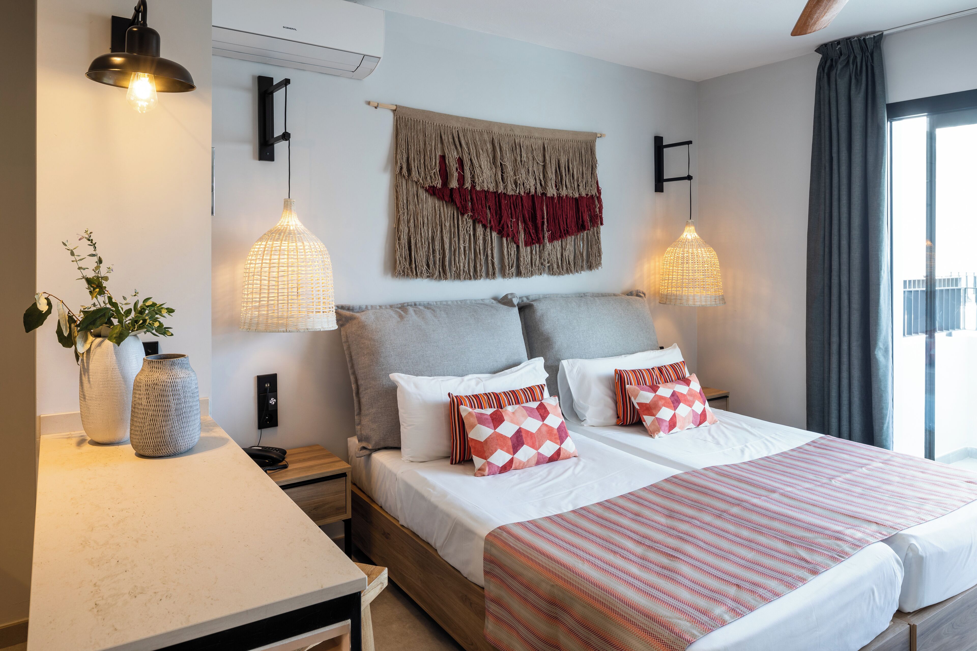 Literie de qualité supérieure, coffres-forts dans les chambres, bureau