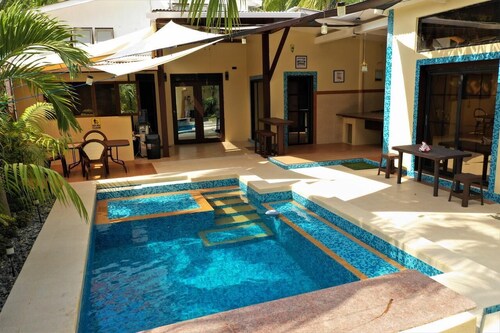 Comfortable room Double bed Private bathroom by the pool