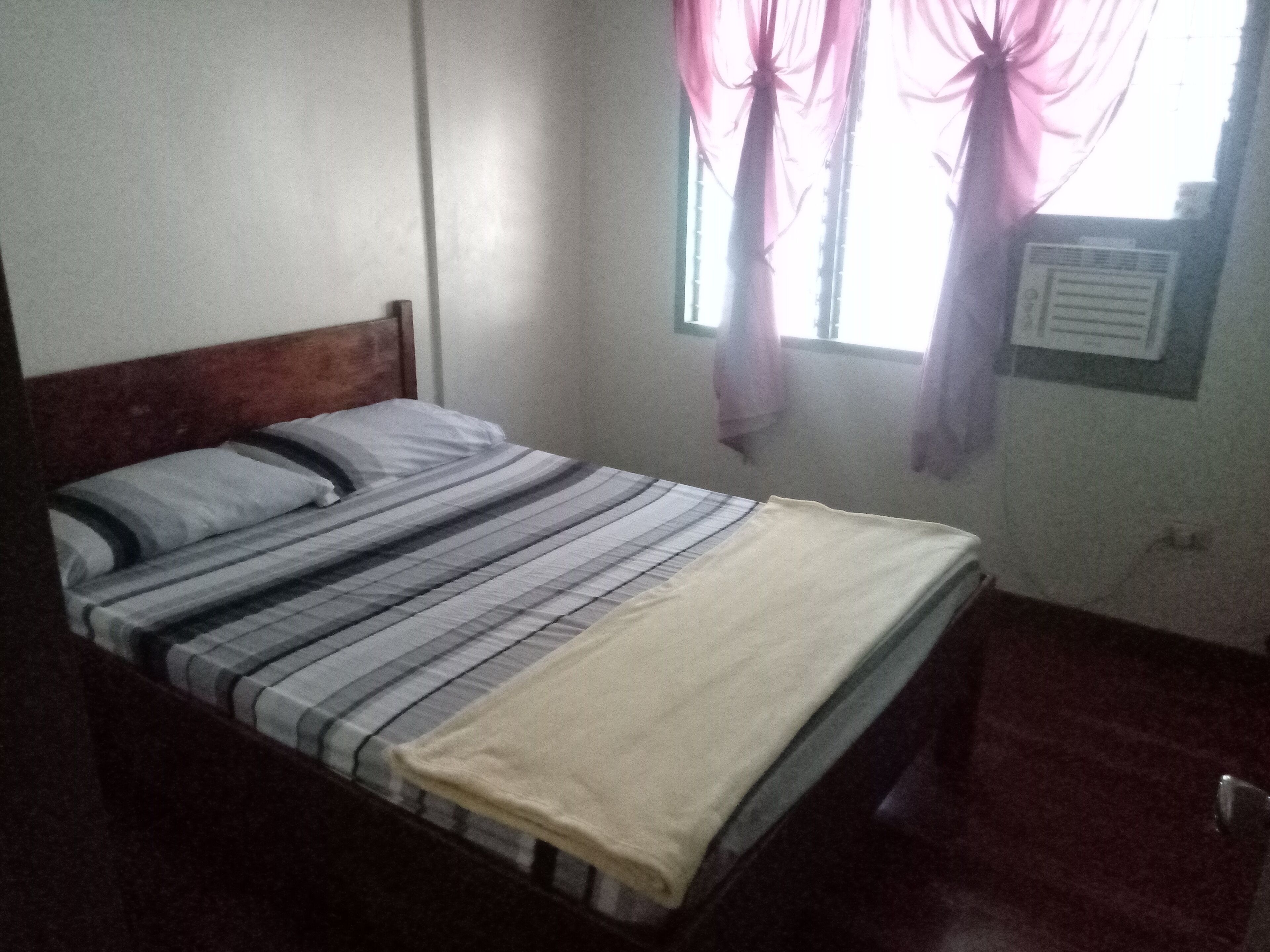 5 bedrooms, WiFi, bed sheets