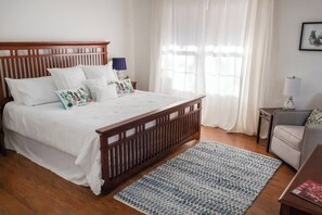 3 bedrooms, iron/ironing board, free WiFi, bed sheets - The Cactus House, A Serene Pet-Friendly Home in the 42 Acre Lost Pines Shire (Paige)
