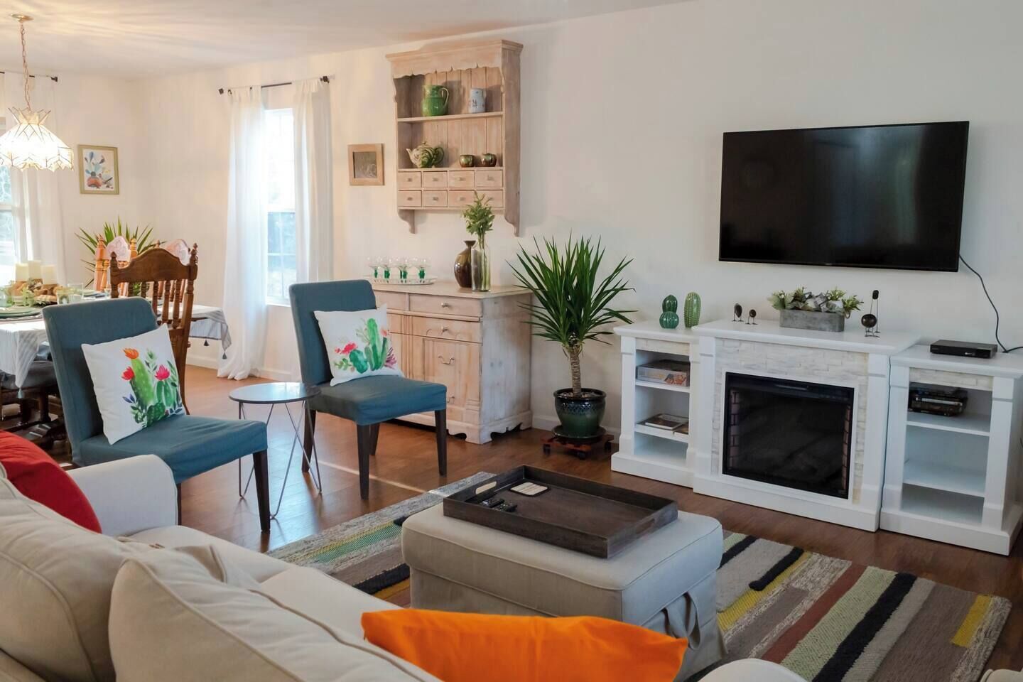 Smart TV, fireplace, DVD player, books