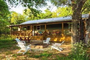 Terrace/patio - The Cactus House, A Serene Pet-Friendly Home in the 42 Acre Lost Pines Shire (Paige)