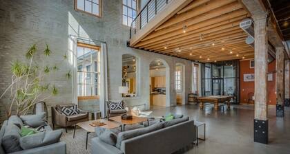 Äskettäin listattu upea parvi Downtown Three Oaksissa (vähintään 3 yötä kesällä!) Kalenteri AVAA kautta 2021!