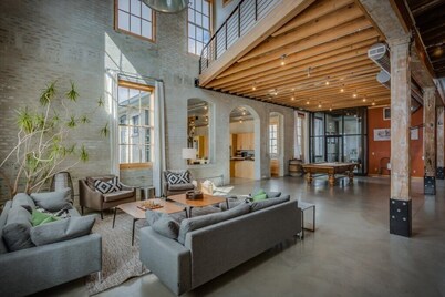 (2 Nt Min!) Colossal Loft in Three Oaks.
