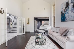 Premium Villa, 5 Bedrooms, Private Pool, Garden View | Living area | 43-inch flat-screen TV with cable channels, TV, fireplace - GLOBALSTAY. Unique 5BR Villa. Swimming Pool. HOT TUB (Lincoln)