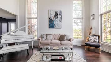 Villa Premium, 5 habitaciones, alberca privada, vista al jardín | Área de sala de estar | Televisión de pantalla plana, chimenea y Netflix