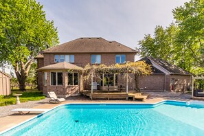 A two-story house with a swimming pool, a covered patio, and a brick exterior. - GLOBALSTAY. Unique 5BR Villa. Swimming Pool. HOT TUB (Lincoln)