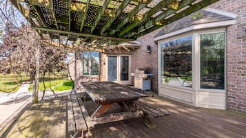 Premium-huvila, 5 makuuhuonetta, yksityinen uima-allas, näköala puutarhaan | Terassi/patio