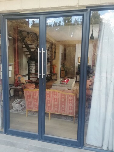 Une escapade alléchante avec une ambiance chaleureuse, ressemblant au confort de votre maison.