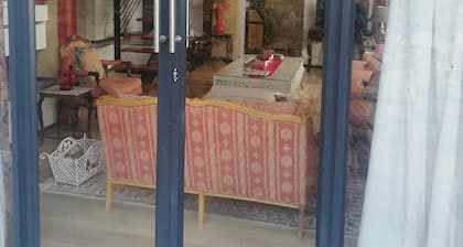 Une escapade alléchante avec une ambiance chaleureuse, ressemblant au confort de votre maison.