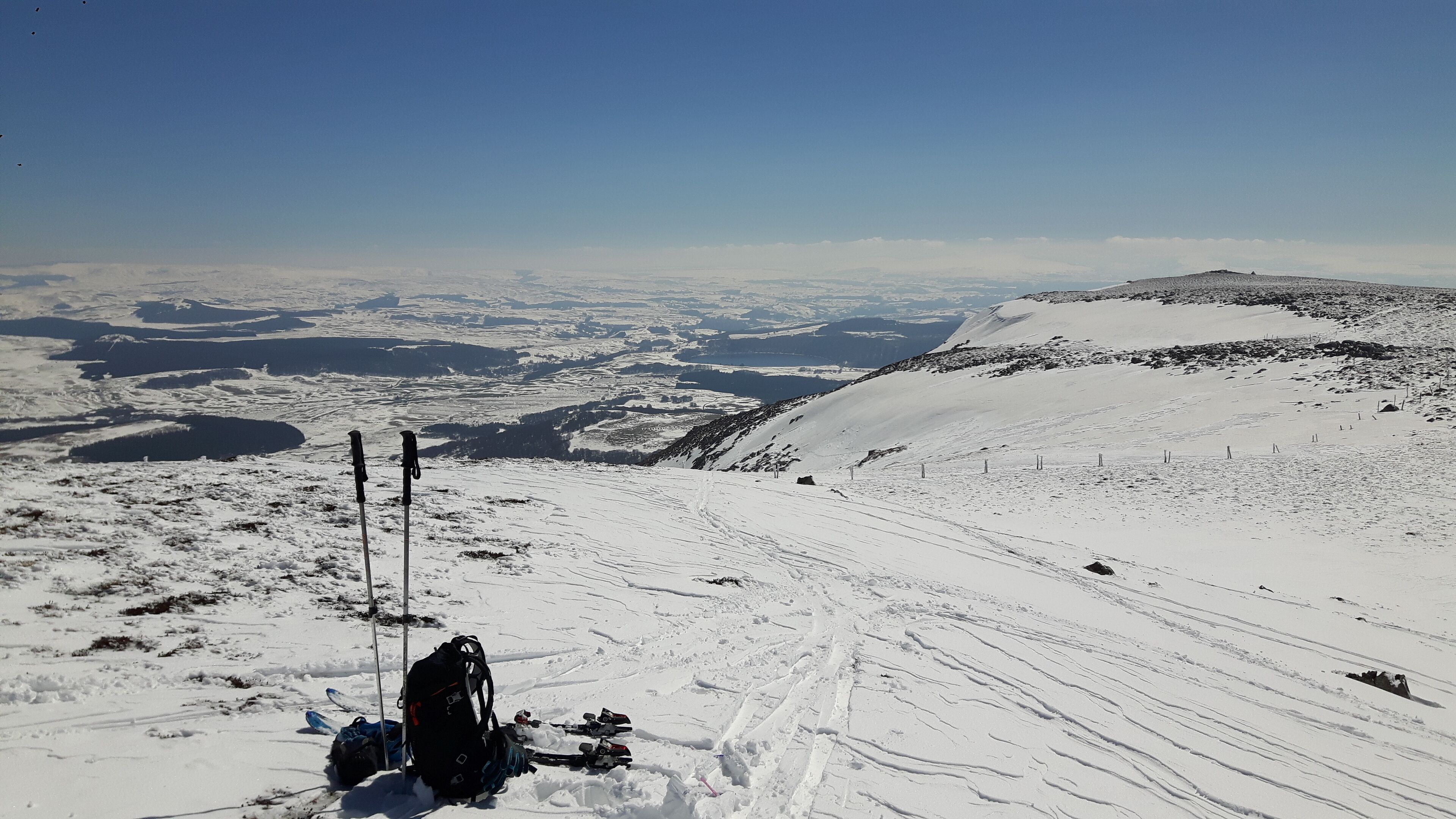 Eine verschneite Berglandschaft mit blauem Himmel.