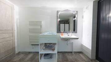Een douche, een haardroger, zeep, toiletpapier
