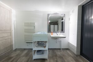 Douche, sèche-cheveux, savon, papier toilette