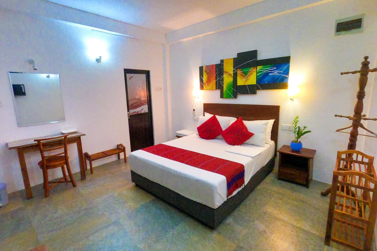 Habitación doble estándar, 1 cama King size, vista a la colina, junto a la montaña | Camas Select Comfort, muebles diferentes y escritorio