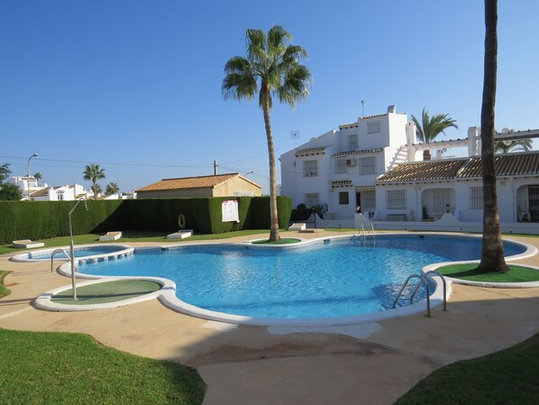 Una piscina al aire libre