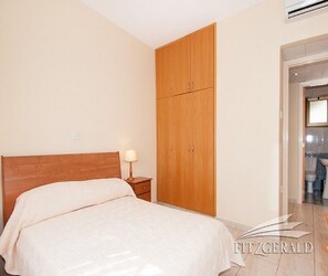 2 bedrooms, in-room safe, iron/ironing board, free WiFi - 1 bedroom garden flat, sleeps 4 (Paphos)