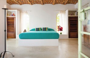 4 makuuhuonetta, tallelokero huoneessa, silitysrauta/-lauta