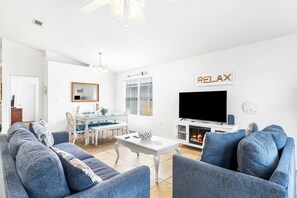 Smart TV, chimenea, reproductor de DVD y libros 