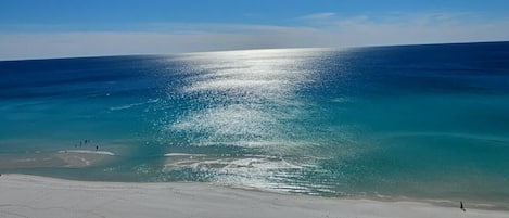 Beach nearby, sun-loungers, beach towels