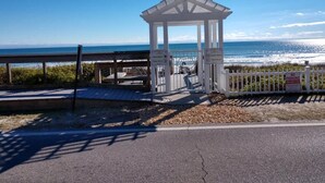 Um gazebo à beira-mar com vista para o oceano.