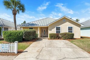 Exterior - Charming Beach Resort Cottage -  Gated with Private Beach Entrance (Destin)