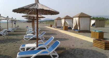 2 Zimmer,rot, 500 Meter vom "Grossen Strand" fur 5 Personen,Fruhstuck inbegriff.