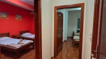 2 makuuhuonetta, silitysrauta/-lauta, ilmainen Wi-Fi, vuodevaatteet