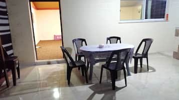 Daily buffet breakfast (JOD 4 per person)