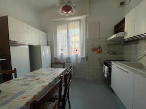 Frigorifero, microonde, forno, piano cottura