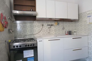 Frigorifero, microonde, forno, piano cottura
