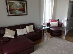 Fernseher, Kamin, Tischfußball, Tischtennisplatte