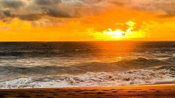 Chaises longues, serviettes de plage