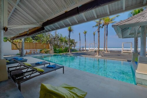 Saba 5BR stunning Private  Beach Front + Hot Tub+Breaskfast AT