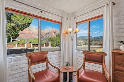 Fantastic Views! Hiking 5 mins, Sleeper Swing, Hot Tub, Fire Pit, Uptown