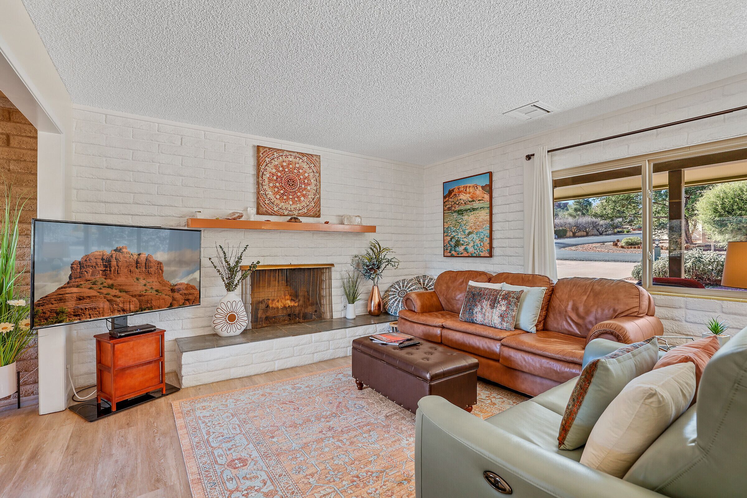 TV connectée, cheminée, table de tennis de table, livres