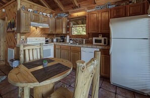 Kylskåp, mikrovågsugn, diskmaskin och kaffe- och tebryggare