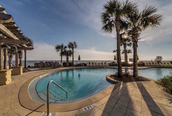Una piscina cubierta, una piscina al aire libre