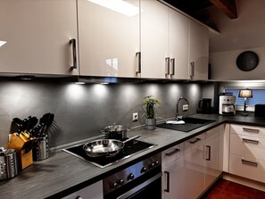 Een koelkast, een magnetron, een oven, een kookplaat