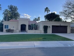 Exterior - Scottsdale Home with large floor plan Private free heated Pool fire pit  (Scottsdale)