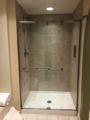 Combined shower/bathtub, hair dryer, towels, soap - Scottsdale Home with large floor plan Private free heated Pool fire pit  (Scottsdale)