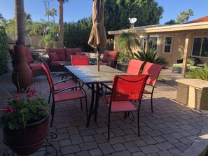 Outdoor dining - Scottsdale Home with large floor plan Private free heated Pool fire pit  (Scottsdale)