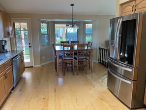 Fridge, microwave, oven, stovetop - Scottsdale Home with large floor plan Private free heated Pool fire pit  (Scottsdale)