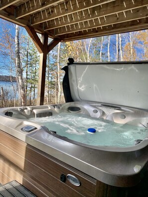 Outdoor spa tub - Luxury Lakeside Living with Sauna; Ski/Golf/Bike/Hike/Kayak (Biwabik)