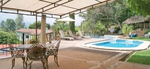 Outdoor pool, open 8:00 AM to 9:00 PM, pool umbrellas, pool loungers - Hotel Villas Paraiso (Valle de Bravo)