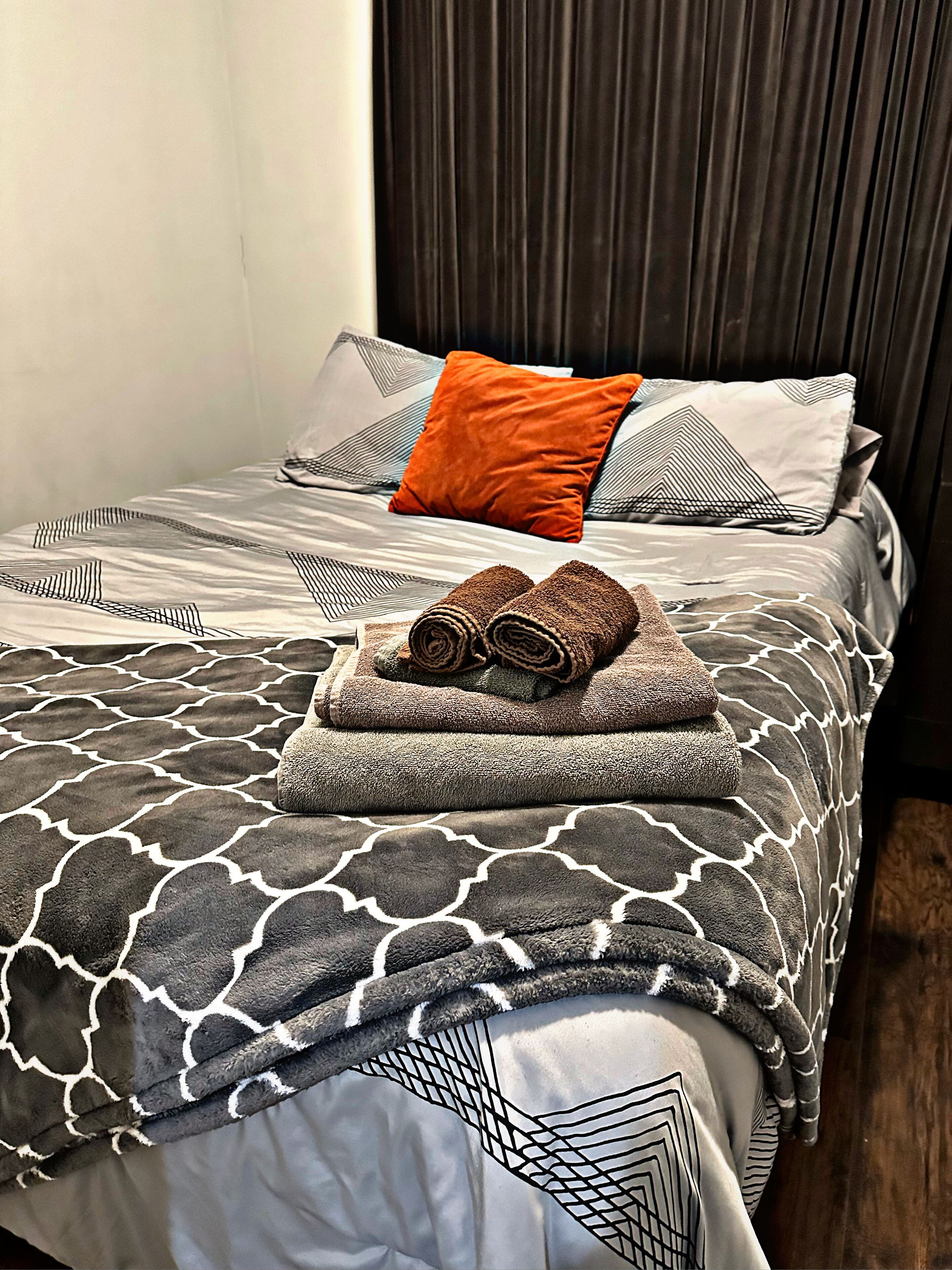 2 slaapkamers, een strijkplank/strijkijzer, gratis wifi, beddengoed