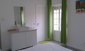 Phòng 4 (Green) | Phòng cách âm, bàn ủi/dụng cụ ủi quần áo 