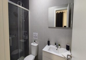 Family Triple Room (Black) | Soundproofing, iron/ironing board, free WiFi, bed sheets