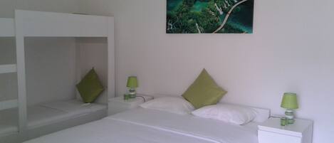 Quadruple Room (Green) | Soundproofing, iron/ironing board, free WiFi, bed sheets