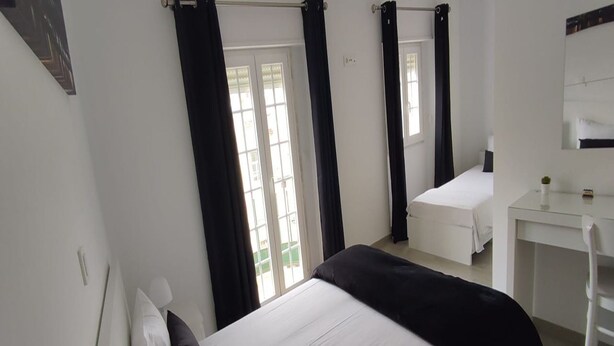 Une chambre à coucher avec un lit, un bureau et une chaise.