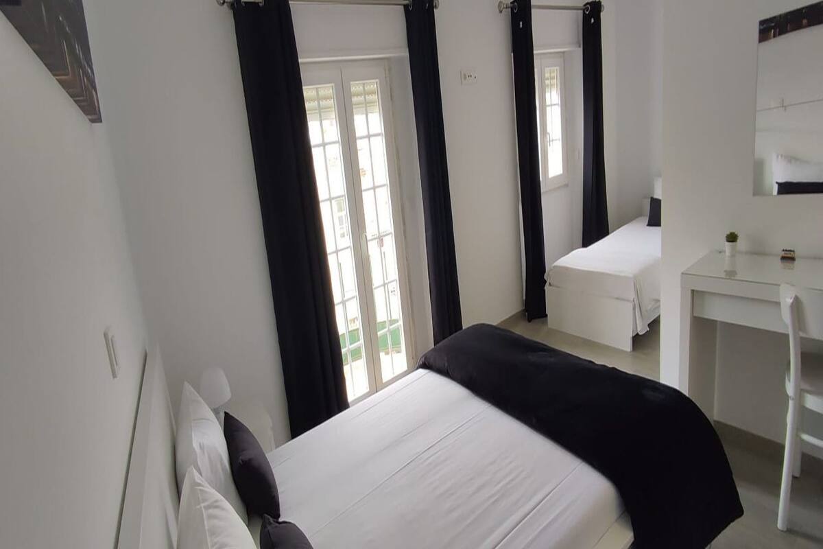 Une chambre à coucher avec un lit, un bureau et une chaise.